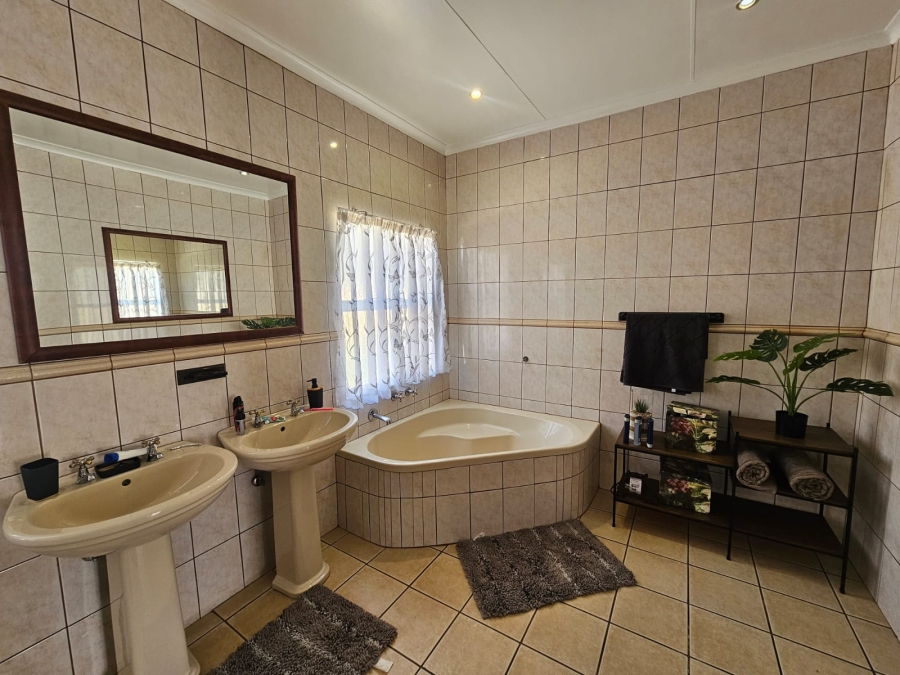 4 Bedroom Property for Sale in Jim Fouchepark Free State